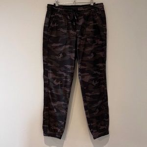 Athleta Camo Farallon Camo Jogger Pants Size 8